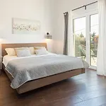 فيلة Leonardo By